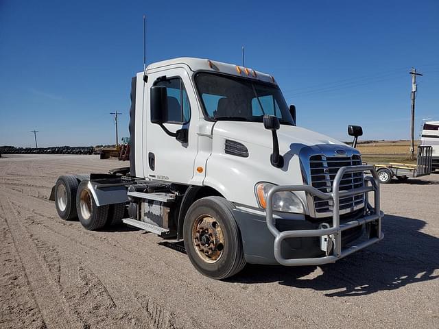 Image of Freightliner Cascadia equipment image 1