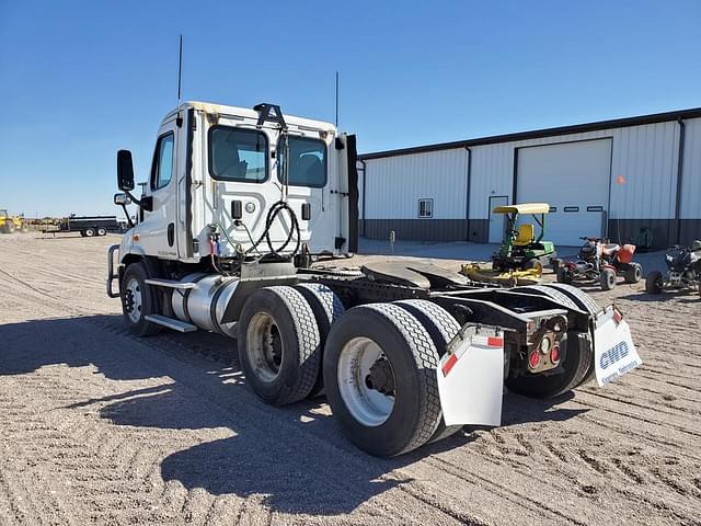 Image of Freightliner Cascadia equipment image 3