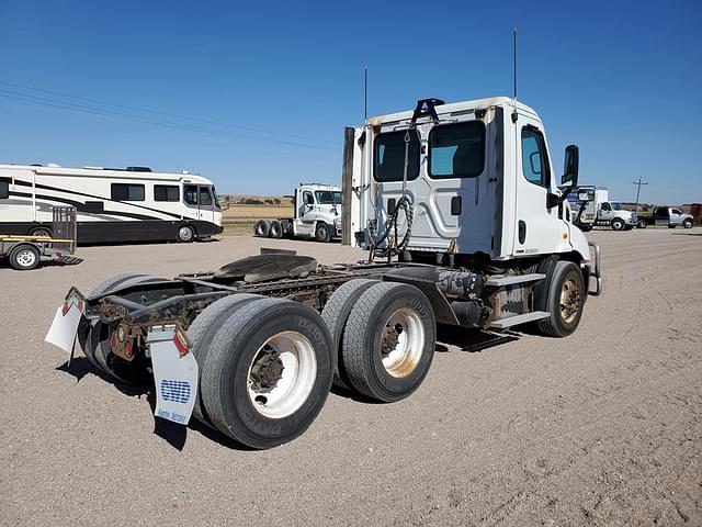 Image of Freightliner Cascadia equipment image 2