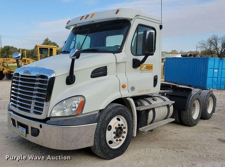 2014 Freightliner Cascadia Equipment Image0
