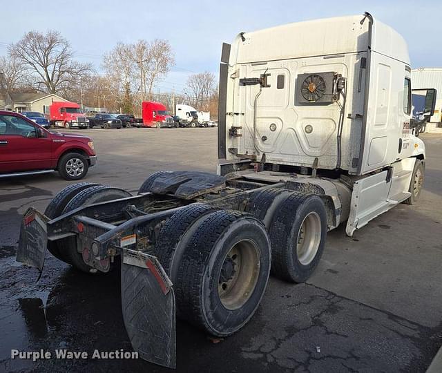 Image of Freightliner Cascadia equipment image 4