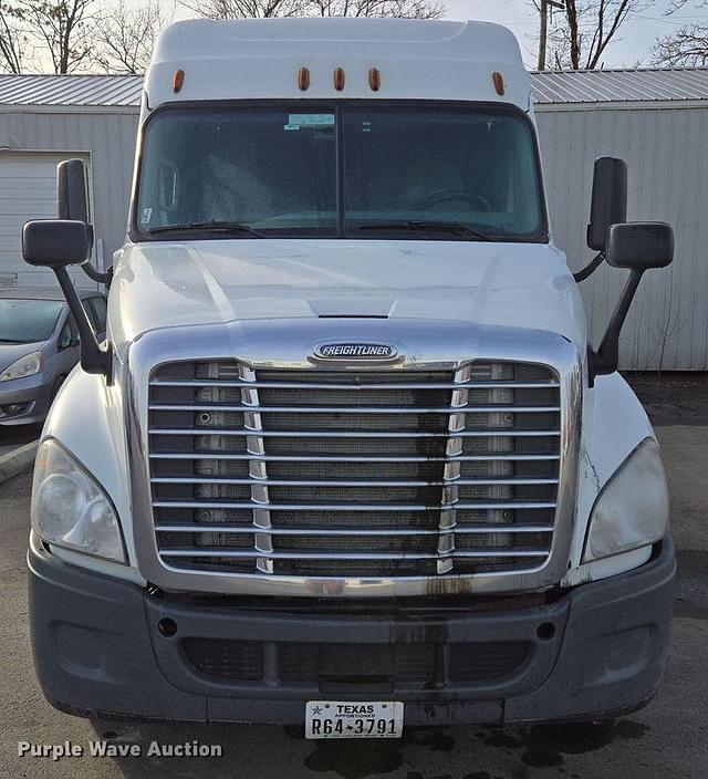 Image of Freightliner Cascadia equipment image 1