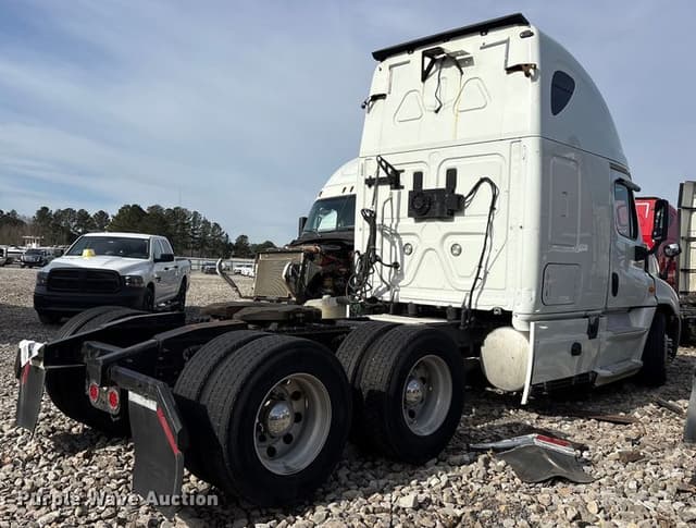 Image of Freightliner Cascadia equipment image 4