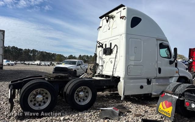 Image of Freightliner Cascadia equipment image 3