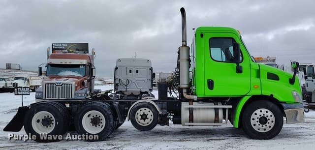 Image of Freightliner Cascadia equipment image 3