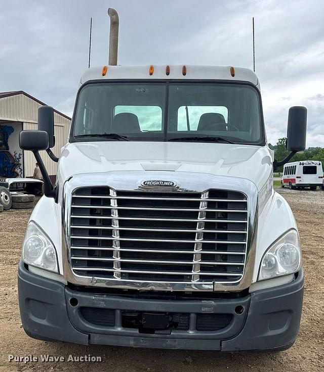 Image of Freightliner Cascadia equipment image 1