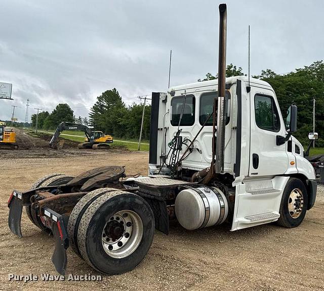 Image of Freightliner Cascadia equipment image 4