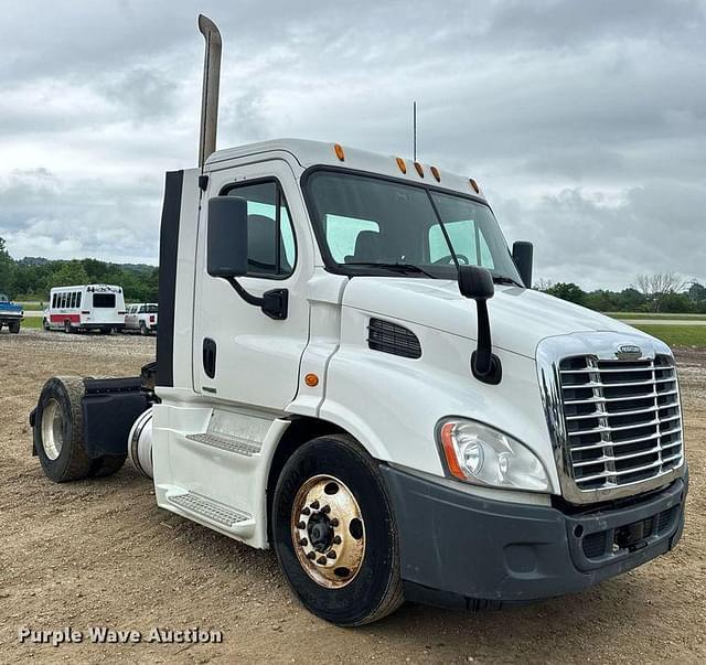 Image of Freightliner Cascadia equipment image 2