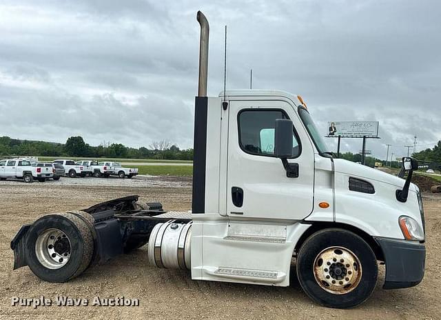 Image of Freightliner Cascadia equipment image 3