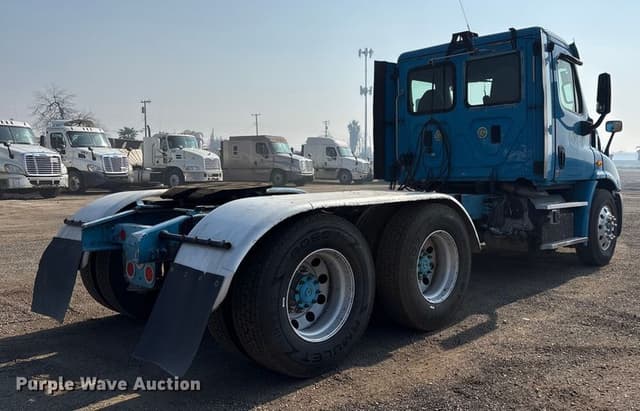 Image of Freightliner Cascadia equipment image 4