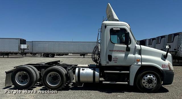 Image of Freightliner Cascadia equipment image 3