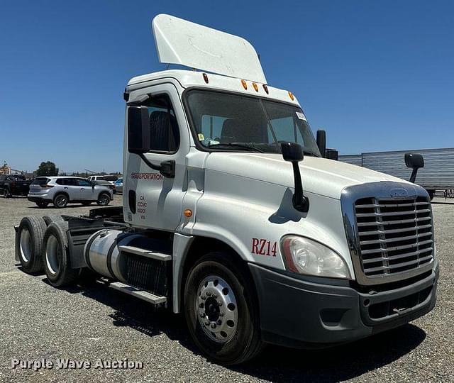 Image of Freightliner Cascadia equipment image 2