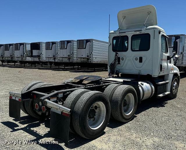 Image of Freightliner Cascadia equipment image 4