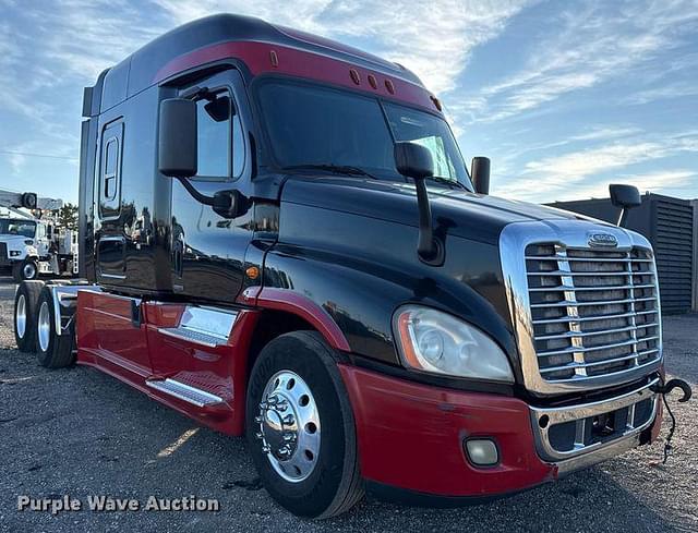 Image of Freightliner Cascadia equipment image 2