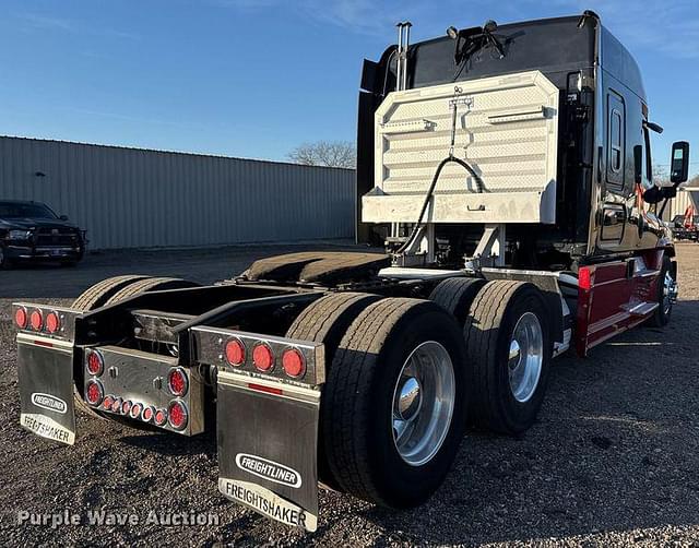 Image of Freightliner Cascadia equipment image 4