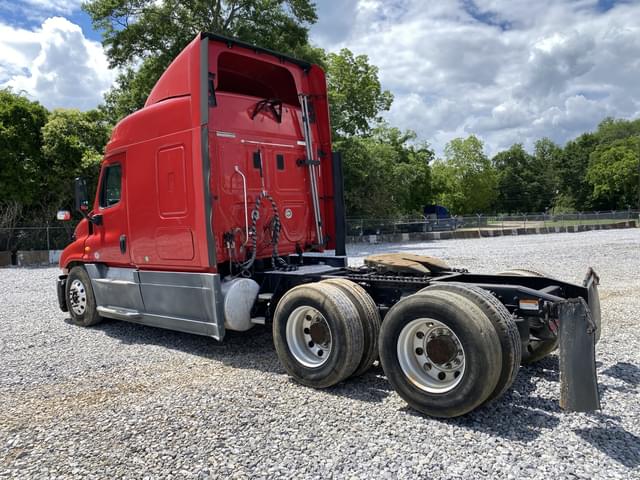 Image of Freightliner Cascadia equipment image 1