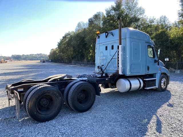 Image of Freightliner Cascadia equipment image 2