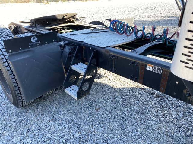 Image of Freightliner Cascadia equipment image 4