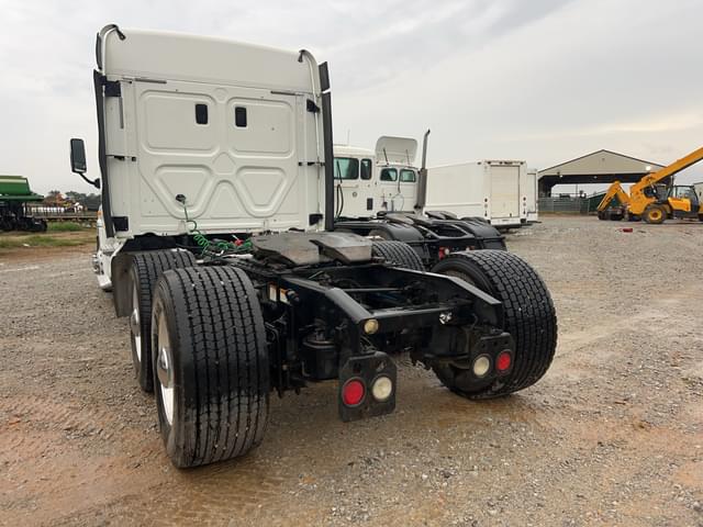 Image of Freightliner Cascadia equipment image 2