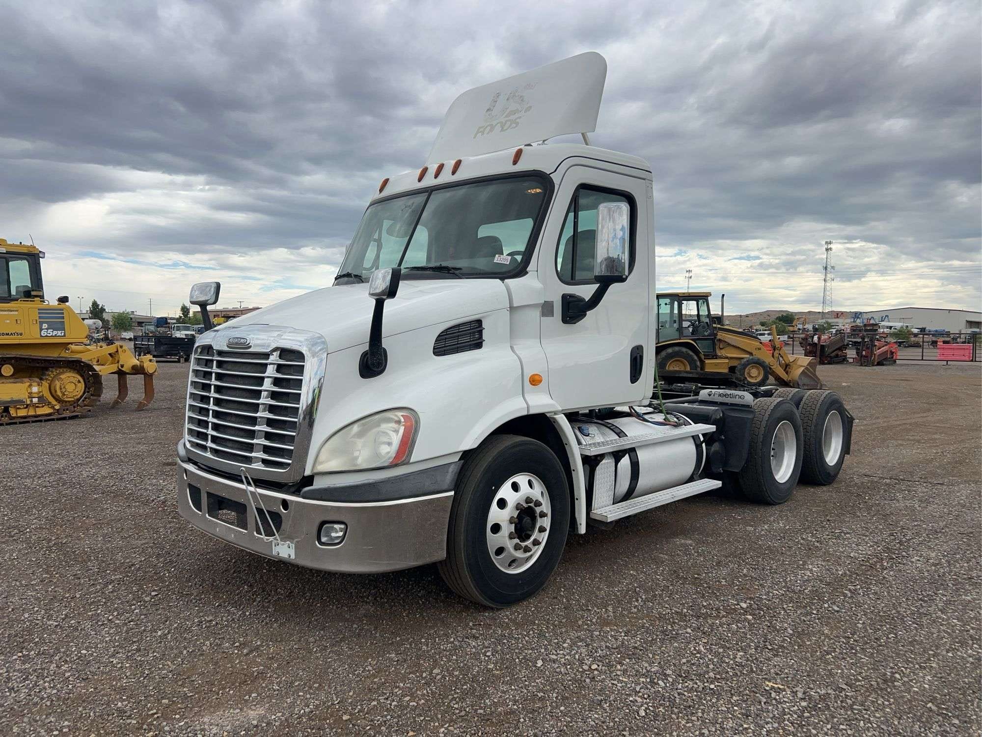 2014 Freightliner Cascadia Equipment Image0