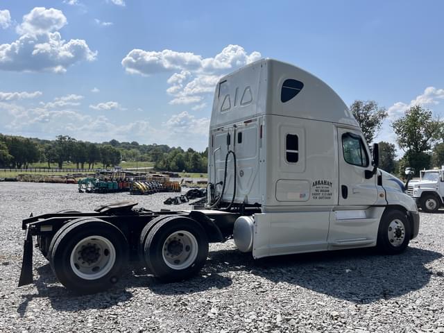Image of Freightliner Cascadia equipment image 2