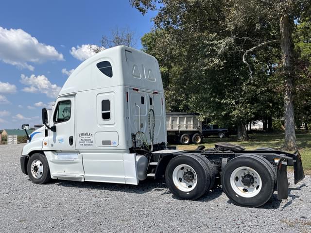 Image of Freightliner Cascadia equipment image 3
