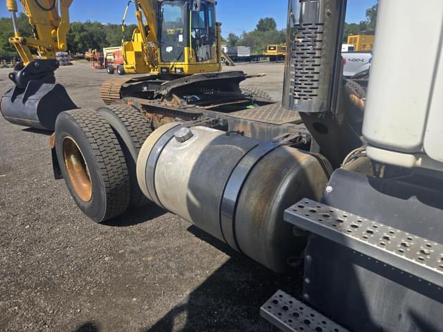 Image of Freightliner Cascadia equipment image 4