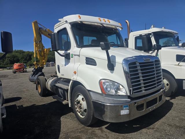 Image of Freightliner Cascadia equipment image 2