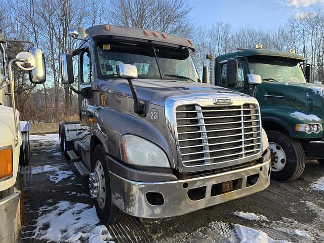 Image of Freightliner Cascadia equipment image 2