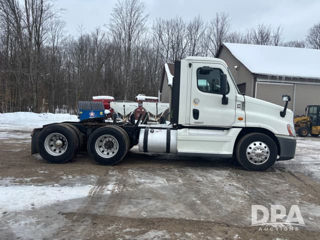 Image of Freightliner Cascadia equipment image 4