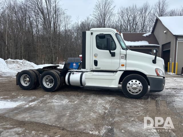 Image of Freightliner Cascadia equipment image 3