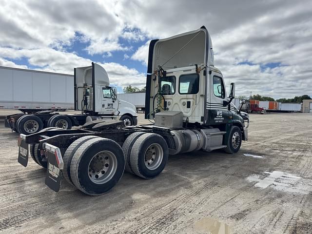 Image of Freightliner Cascadia equipment image 4