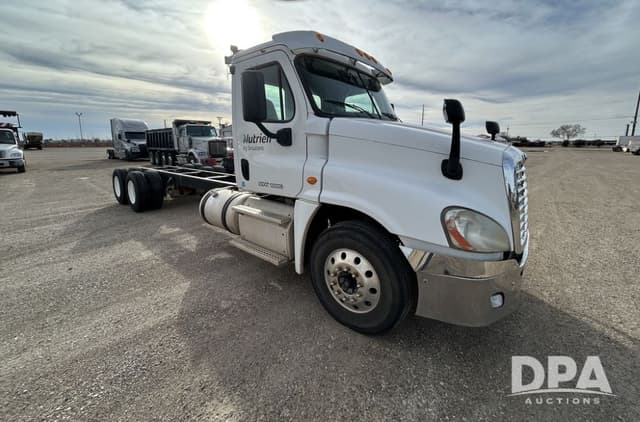 Image of Freightliner Cascadia equipment image 2