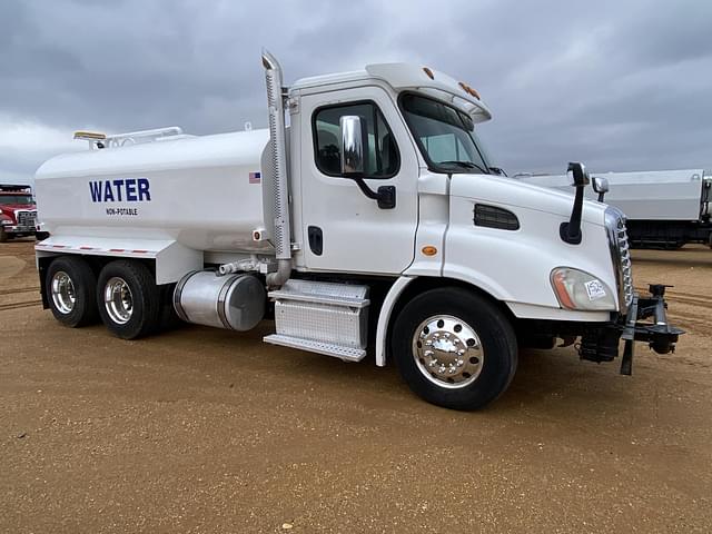 Image of Freightliner Cascadia equipment image 3