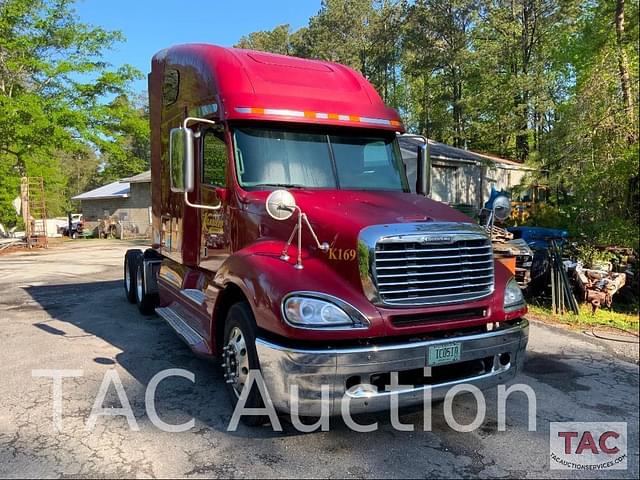Image of Freightliner Columbia 120 equipment image 2
