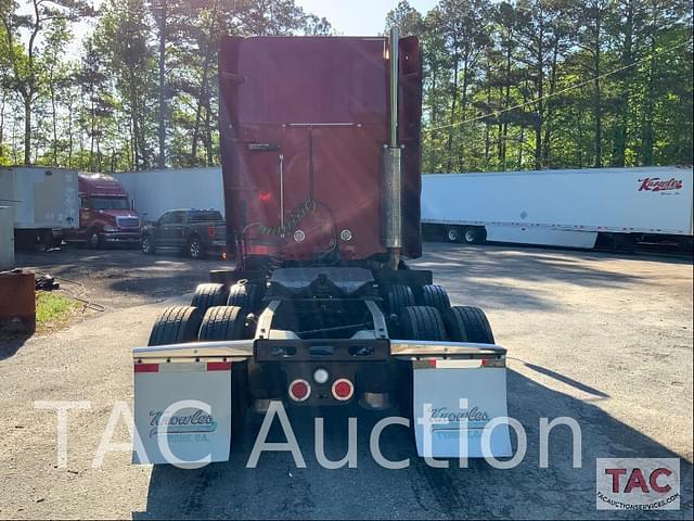 Image of Freightliner Columbia 120 equipment image 3