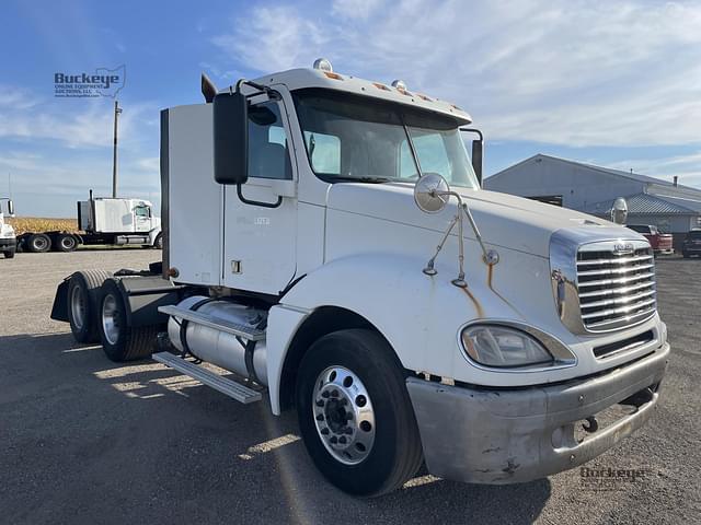 Image of Freightliner Columbia 120 equipment image 3