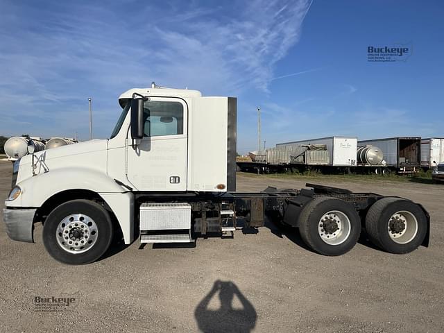 Image of Freightliner Columbia 120 equipment image 1