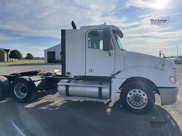 Image of Freightliner Columbia 120 equipment image 4