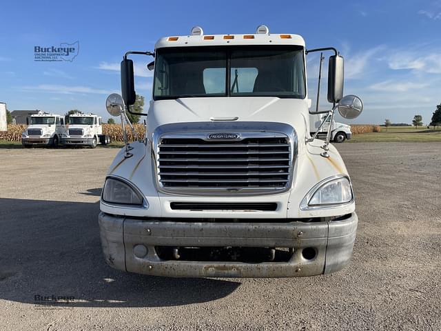 Image of Freightliner Columbia 120 equipment image 2