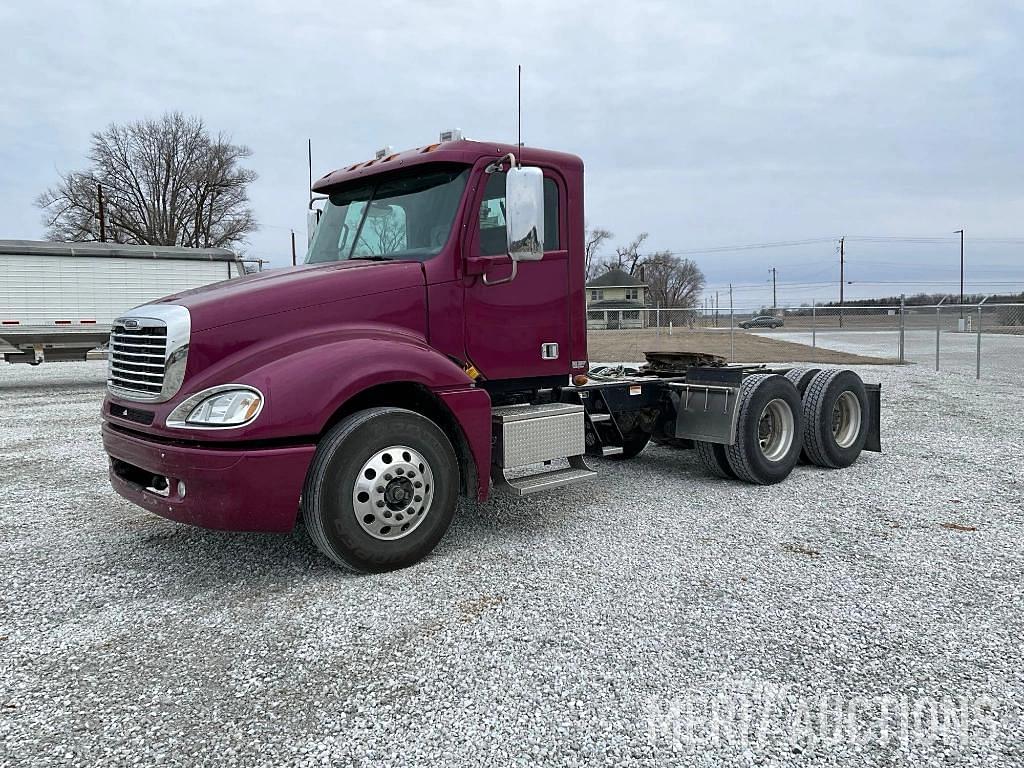 Image of Freightliner Columbia 120 Primary image