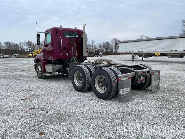 Image of Freightliner Columbia 120 equipment image 2