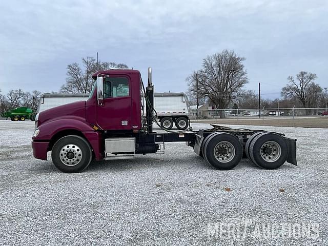 Image of Freightliner Columbia 120 equipment image 1