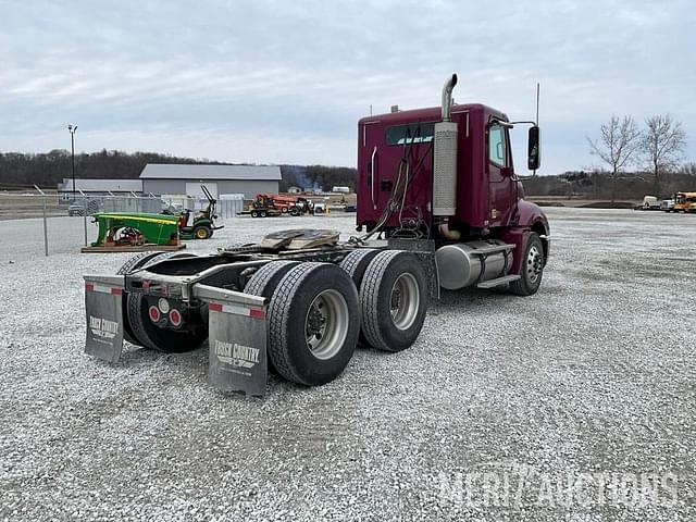 Image of Freightliner Columbia 120 equipment image 4