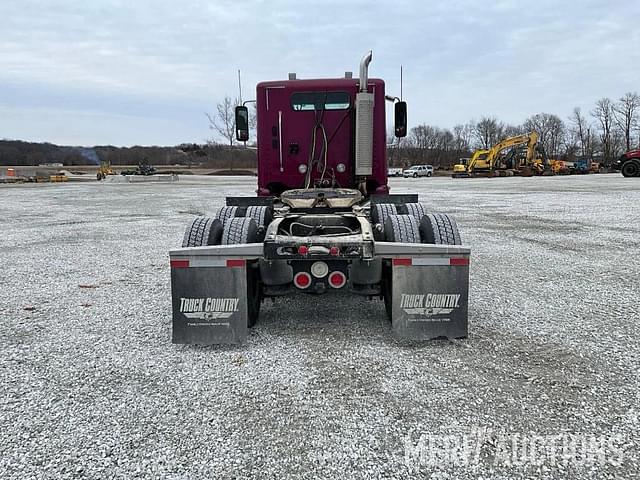 Image of Freightliner Columbia 120 equipment image 3