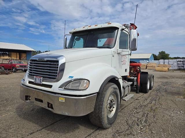 Image of Freightliner Columbia 120 equipment image 2