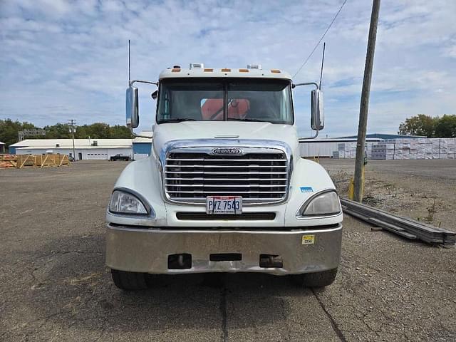 Image of Freightliner Columbia 120 equipment image 1