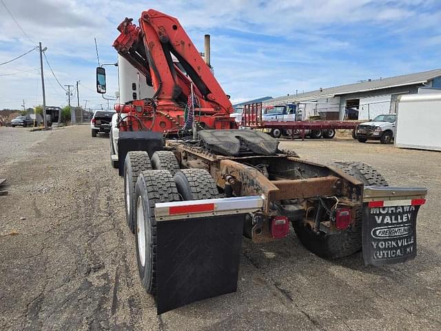 Image of Freightliner Columbia 120 equipment image 4