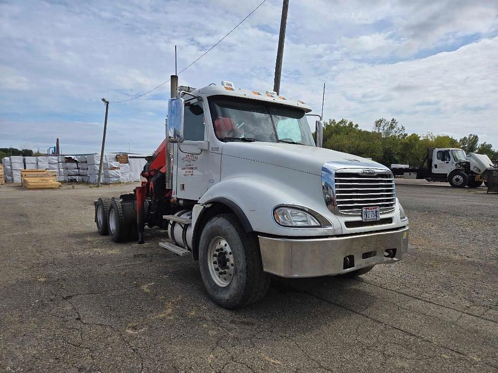 Image of Freightliner Columbia 120 Primary image