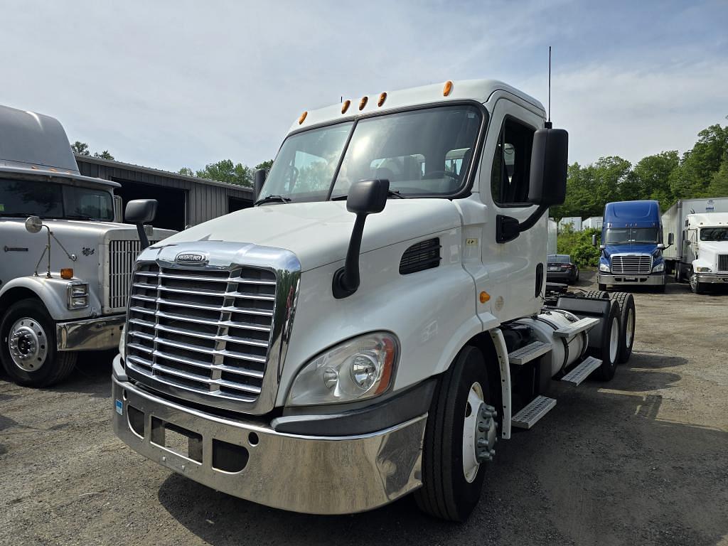 Image of Freightliner Columbia Primary image